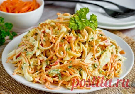 Салат из крабовых палочек, моркови по-корейски и сыра

Ингредиенты:
Крабовые палочки - 150 г
Морковь по-корейски - 150 г
Сыр твёрдый - 70 г
Яйца - 2 шт.
Чеснок - 1 зубчик
Майонез - 80 г
Петрушка свежая - 5 г
Соль - по вкусу
Перец чёрный молотый - по вкусу

Приготовление:
1. Отварите яйца вкрутую, затем остудите яйца в холодной воде.
2. Морковь по-корейски немного отожмите от сока и переложите в миску.
3. Крабовые палочки нарежьте тонкой длинной соломкой по всей длине крабо...