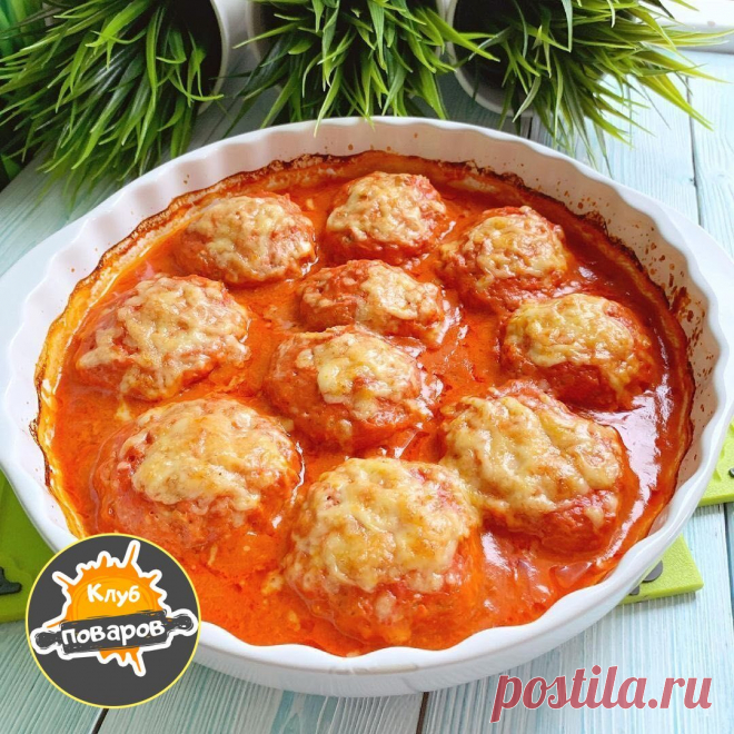 ТЕФТЕЛИ ИЗ ДЕТСТВА

Нам понадобится:
куриное филе (фарш) - 500 гр
рис - 50 гр в сухом виде
яйцо - 1 шт
морковь - 100 гр
лук - 100 гр
томатная паста - 3 ст л
соль, молотый перец, зелень по вкусу
сыр - 40 гр
сметана 15% - 2 ст л
чеснок - 2 зуб

Готовим:
Рис отварить в подсоленной воде 10 мин, воду слить.
Пока рис варится, на мелкой тёрке натереть морковь и лук (можно порезать, но я не люблю чувствовать вареный лук в еде)
Филе перемолоть в фарш или взять готовый, добавить к н...