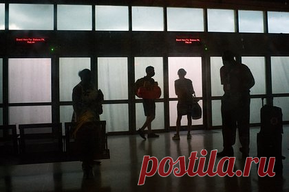 Преступник-рецидивист вышел из тюрьмы и ударил незнакомку ножом в лицо в аэропорту