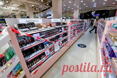 Российские магазины научились бороться с локдауном. Российские непродовольственные магазины научились бороться с локдауном в период нерабочих дней. Они переносят свои секции в продовольственные торговые точки, имеющие право продолжать работу. Первыми такой способ освоила сеть магазинов парфюмерии и косметики «Л’Этуаль».