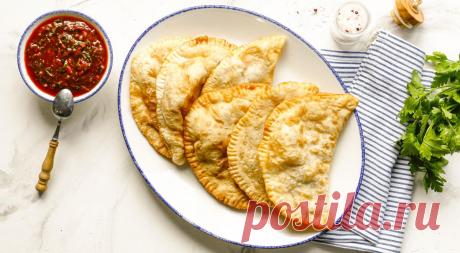 Чебуреки. Чебуреки (крымскотат. çüberek) — пирожки из пресного теста с начинкой, жаренные во фритюре. Происходят, по-видимому, из крымско-татарской кухни. Впрочем, подобные пирожки, приготовленные во фритюре, ...