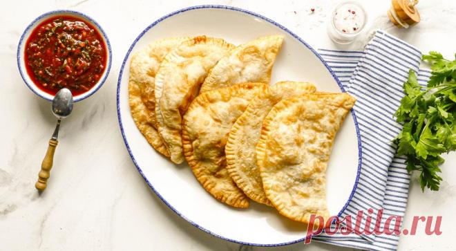 Чебуреки. Чебуреки (крымскотат. çüberek) — пирожки из пресного теста с начинкой, жаренные во фритюре. Происходят, по-видимому, из крымско-татарской кухни. Впрочем, подобные пирожки, приготовленные во фритюре, ...