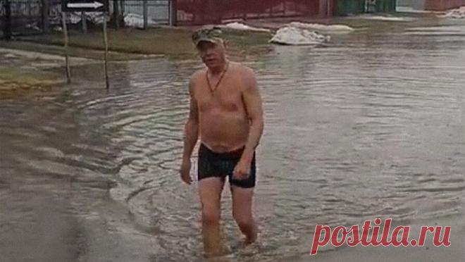 На Алтае глава поселка проплыл по затопленной улице. Глава поселка Солнечное в Алтайском крае Алексей Дуров проплыл по затопленной улице и пожаловался на бездействие со стороны властей района. В свою очередь глава Первомайского района (где находится поселок) Юлия Фролова в беседе с ...