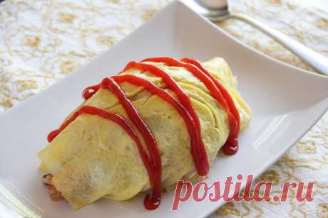 Омурайс/Omurice. Ингредиенты: - 1 куриное бедро. - 1 маленькая луковица. - 1 ст. л. сливочного