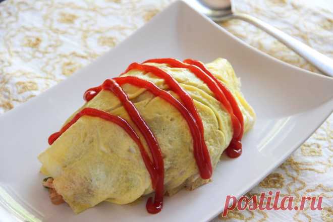 Омурайс/Omurice. Ингредиенты: - 1 куриное бедро. - 1 маленькая луковица. - 1 ст. л. сливочного