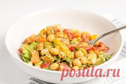 Диетолог назвала идеальное блюдо для восстановления после тренировки. Диетолог Серена Пун назвала идеальное блюдо для восстановления после тренировки. Специалист отметила пользу салата из нута, авокадо, томатов, апельсинов, красного лука и оливкового масла. На обед или ужин в день занятия можно съесть креветки или стейк лосося с овощами, а также домашнюю гранолу с творогом или кефиром.