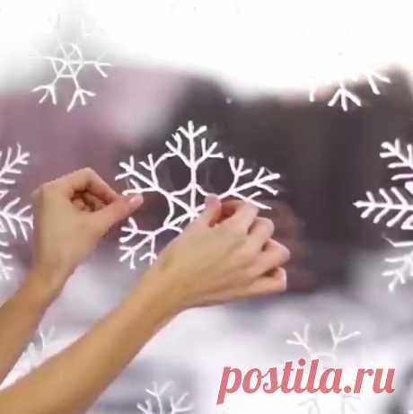 Новогодняя снежинка из горячего клея!