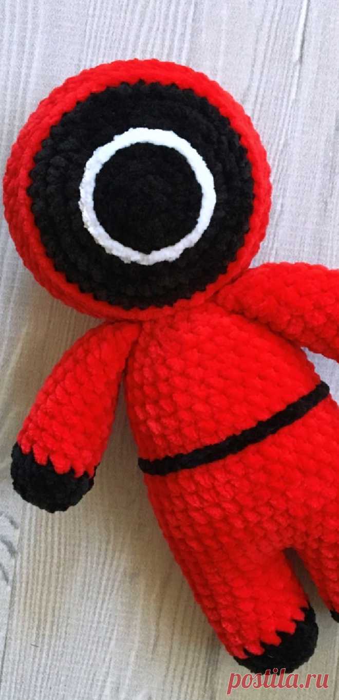 PDF Охранник крючком. FREE crochet pattern; Аmigurumi toy patterns. Амигуруми схемы и описания на русском. Вязаные игрушки и поделки своими руками #amimore - плюшевый солдат из сериала "Игра в кальмара".