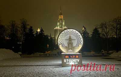 В МГУ открыли стелу с обратным отсчетом до 270-летия вуза. Команду на запуск таймера дал ректор вуза Виктор Садовничий и две студентки университета