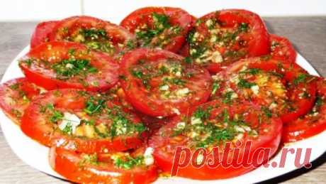 Oчень вкуcнaя закуска, сo стола улетaет вмиг!Аромат и вkус потрясaющий!
Ингредиенты:
Помидоры - 1 кг
Перец сладкий - 1 шт
Перец острый - 1 шт
Чеснок - 5 зубчиков
Зелень - 1 пучок не большой
Кориандр - 1 ч ложка
Перец чёрный -1 ч ложка
Соль - 1 ст ложка
Сахар - 2 ст ложки
Уксус 9% - 1,5 ст ложки
Растительное масло - 3 ст ложки
Приготовление:
У помидоров отрезаем лишнее и нарезаем на 2 части (если помидоры большие то на 4).
Сладкий и острый перец измельчаем в блендере вместе с чесноком и смешивае