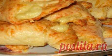 Сырные рогалики — просто восторг! Тесто делается очень быстро, из тех продуктов, которые всегда есть под рукой. А на вкус, просто восторг!