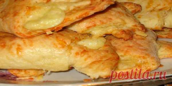 Сырные рогалики — просто восторг! Тесто делается очень быстро, из тех продуктов, которые всегда есть под рукой. А на вкус, просто восторг!