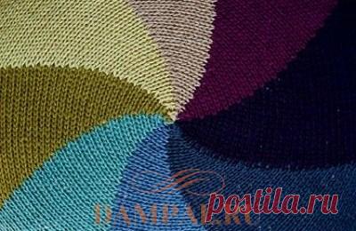 Круглая подушка с цветными сегментами