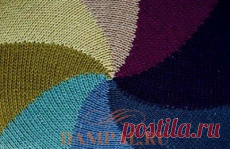 Круглая подушка с цветными сегментами