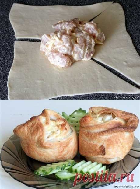 Пирожки слоёные с курицей и сыром.