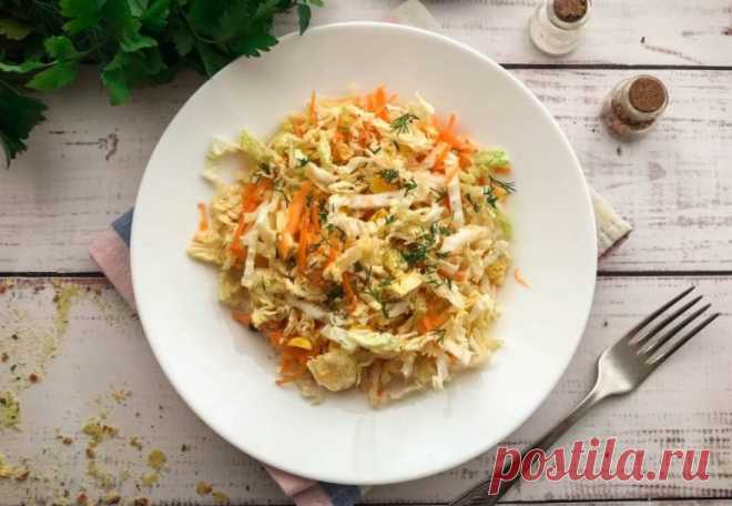 Салат с морковью и пекинской капустой Салат с морковью и пекинской капустой - это вкусный и легкий салат, который можно приготовить в домашних условиях как на обычный обед или ужин, так и на праздничный стол. Салат делается из самых обычных ингредиентов.