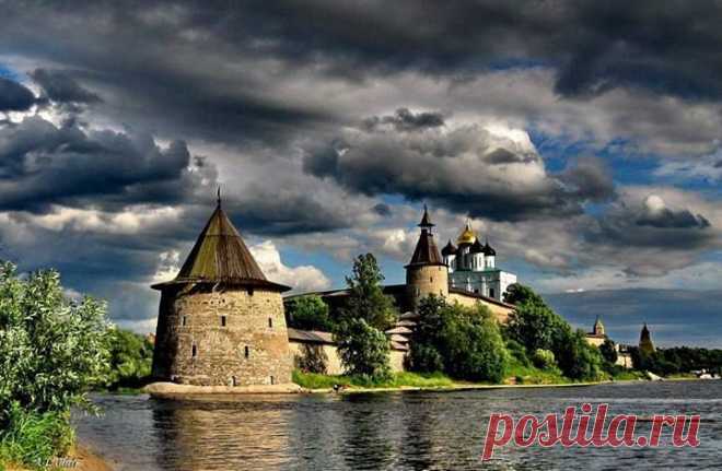 ПСКОВСКИЙ КРЕМЛЬ, ПСКОВ, РОССИЯ.
На высоком холме при впадении реки Псковы в реку Великую возвышается сейчас псковский кремль - Кром. Он представляет собой непреступную крепость площадью 3 га с высокими каменными стенами, рвами и сторожевыми башнями. История Псковского кремля насчитывает более тысячи лет. Деревянные стены крепости были возведены где-то в период с восьмого по десятый век. Каменные стены и башни кремль в Пскове приобрел в период рассвета Псковской республики (четырнадцатый ...