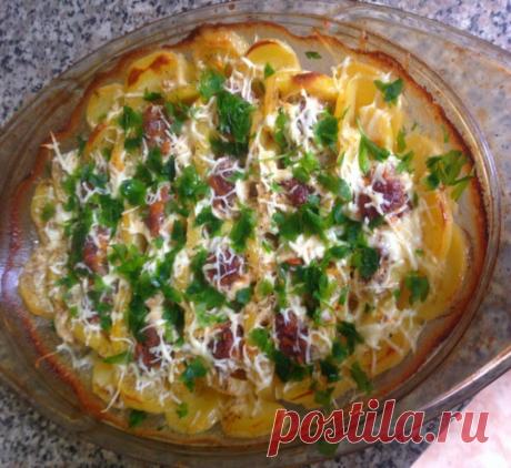 Картофельная Запеканка с Фрикадельками (с мясными шариками) Замечательная идея сытного ужина для всей семьи. Приготовление этой ароматной и вкусной запеканки не отнимет у вас много времени и сил. Картофельная запеканка с фрикадельками непременно удивит ваших гостей и родных Понравилось? Поделись с друзьями! Разверни здесь продолжение↓
 
Картофельная запеканка для многих- это такое супер блюдо детства. 
Кому-то её готовила мама, кто-то с теплотой вспоминает детский садик. 
...