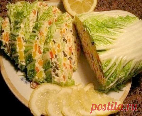Закуска из пекинской капусты. Выглядит закуска-мозаика на миллион долларов, а по вкусу — на миллиард! Очень вкусная и безумно красивая закуска из пекинской капусты с сырной начинкой не требует много времени на приготовление! Ингредиенты: - Пекинская капуста — 1 кочан - Сладкие перцы — 2-3 шт. (разноцветные) - Плавленый сливочный сырок — 2 шт. - Брынза — 200 г - Сметана — 2 ст.л. - Маслины без косточек — 1 банка - Чеснок — 2-3 зубчика Приготовление: Натираем сливочный сыр и...