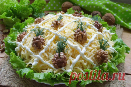 Салат Ананас Курица и ананас - очень удачное сочетание. И особенно часто оно используется при приготовлении салатов. А в дополнение к этим ингредиентам отлично подойдут вареные яйца, твердый сыр и грецкие орехи. Ну и куда же без оригинального оформления. Мини-ананасики из грецких орехов и укропа придадут блюду праздничный вид.