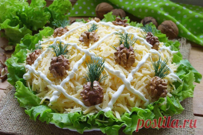 Салат Ананас Курица и ананас - очень удачное сочетание. И особенно часто оно используется при приготовлении салатов. А в дополнение к этим ингредиентам отлично подойдут вареные яйца, твердый сыр и грецкие орехи. Ну и куда же без оригинального оформления. Мини-ананасики из грецких орехов и укропа придадут блюду праздничный вид.
