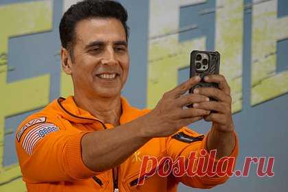 Актер побил мировой рекорд по количеству селфи за три минуты. Индийский актер Акшай Кумар стал рекордсменом по количеству селфи с поклонниками. За три минуты он сумел сделать 184 снимка с фанатами, побив рекорд Уилла Смита, которому титул чемпиона принесла цифра в 168 снимков. Чтобы помочь актеру, больше 240 поклонников актера встали в две линии.