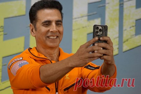 Актер побил мировой рекорд по количеству селфи за три минуты. Индийский актер Акшай Кумар стал рекордсменом по количеству селфи с поклонниками. За три минуты он сумел сделать 184 снимка с фанатами, побив рекорд Уилла Смита, которому титул чемпиона принесла цифра в 168 снимков. Чтобы помочь актеру, больше 240 поклонников актера встали в две линии.