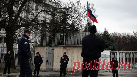 РФ обвинили в порче здания бывшего консульства в Болгарии. Российских дипломатов обвинили в серьезной порче бывшего здания генерального консульства РФ в болгарской Русе. Об этом пишет издание Frognews. Здание было покинуто российскими дипломатами в июне 2022 года. По итогам проведенной спустя ...