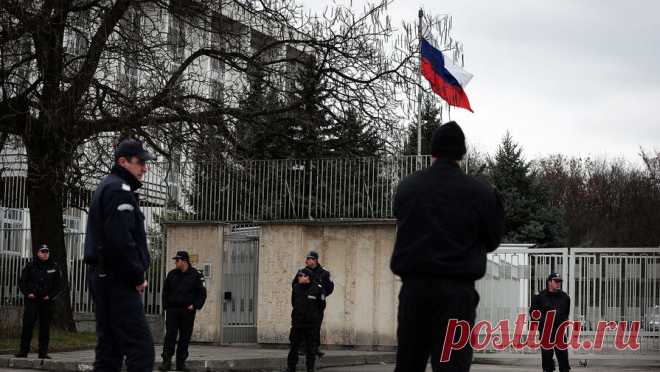 РФ обвинили в порче здания бывшего консульства в Болгарии. Российских дипломатов обвинили в серьезной порче бывшего здания генерального консульства РФ в болгарской Русе. Об этом пишет издание Frognews. Здание было покинуто российскими дипломатами в июне 2022 года. По итогам проведенной спустя ...