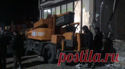 Автокран с отказавшими тормозами в Геленджике протаранил 14 автомобилей — видео. В Геленджике на улице Новороссийской автокран с отказавшими тормозами на большой скорости протаранил 14 автомобилей и повредил стену здания. По данным МЧС России, в результате ДТП пострадали три человека. На месте происшествия работают сотрудники ДПС. Читать далее