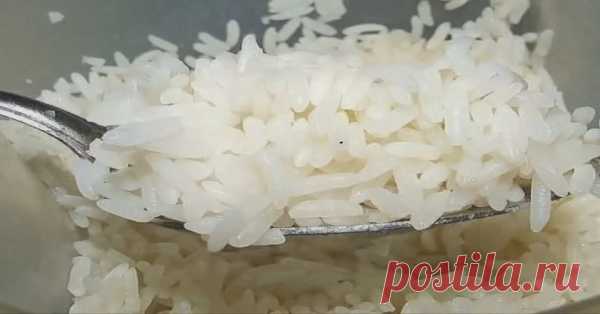Многие хозяйки не любят готовить блюда из риса из-за того, что он очень часто слипается, скатывается в комочки или же совсем не доваривается. Мы хотим поделиться с вами хитростями, благодаря которым ваш рис всегда будет идеальным. Для того чтобы приготовить рассыпчатый рис, не нужно быть шеф-поваром. И вы можете сами в этом убедиться! Замочите рис перед приготовлением Если вы последуете этому совету, то рис разбухнет и во время приготовления будет выделяться намного меньше...