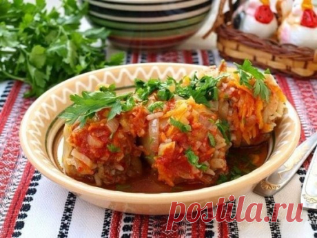 ФАРШИРОВАННЫЙ ПЕРЕЦ 
ИНГРЕДИЕНТЫ: 
● Мясной фарш — 500 г 
● Рис — 1 стак. 
● Кабачок небольшой — 1 шт 
● Перец болгарский — 10-12 шт 
● Лук репчатый (1 шт. в фарш, 1 шт. в зажарку) — 2 шт 
● Морковь — 1 шт 
● Сок томатный — 500 мл 
● Масло подсолнечное (для жарки) 
● Соль, перец (по вкусу) 
● Лавровый лист — 2 шт 
● Сахар (по вкусу) 
ПРИГОТОВЛЕНИЕ: 
Кабачок и репчатый лук нарезать кубиками. Обжарить на подсолнечном масле пока лук зарумянится, а кабачок станет мягким. В конце жарки посолить. Ос