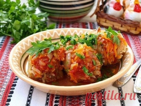 ФАРШИРОВАННЫЙ ПЕРЕЦ 
ИНГРЕДИЕНТЫ: 
● Мясной фарш — 500 г 
● Рис — 1 стак. 
● Кабачок небольшой — 1 шт 
● Перец болгарский — 10-12 шт 
● Лук репчатый (1 шт. в фарш, 1 шт. в зажарку) — 2 шт 
● Морковь — 1 шт 
● Сок томатный — 500 мл 
● Масло подсолнечное (для жарки) 
● Соль, перец (по вкусу) 
● Лавровый лист — 2 шт 
● Сахар (по вкусу) 
ПРИГОТОВЛЕНИЕ: 
Кабачок и репчатый лук нарезать кубиками. Обжарить на подсолнечном масле пока лук зарумянится, а кабачок станет мягким. В конце жарки посолить. Ос