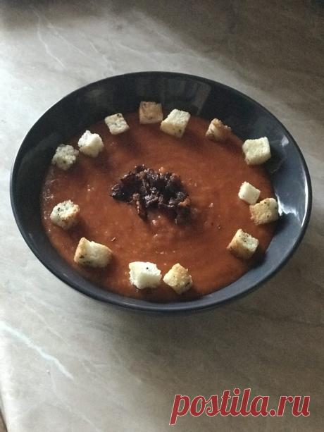 Крем-суп томатный с беконом и гренками