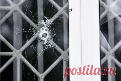 При обстреле ВСУ оказался поврежден детский сад в российском городе. В Донецке детский сад получил повреждения при обстреле со стороны Вооруженных сил Украины. Об этом заявил мэр города Алексей Кулемзин в своем Telegram-канале. «При обстреле Куйбышевского района украинский снаряд прилетел на территорию детского сада №382 по улице Куйбышева», — пояснил он.