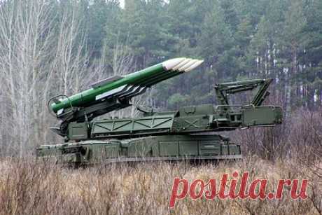 Уничтожение украинского ЗРК «Бук» российским дроном-камикадзе попало на видео. Беспилотник-камикадзе соединения «Черные гусары», входящего в группировку «Отважные», уничтожил украинский зенитно-ракетный комплекс «Бук». Видео опубликовано в Telegram-канале «Военкоры Русской Весны». Отмечается, что одиноко стоящий ЗРК попал в объективы операторов дрона, после чего принято решение нанести удар.