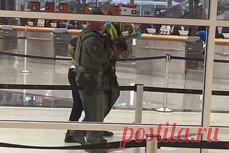Вооруженная ножом женщина ранила трех людей в аэропорту и попала на видео. Вооруженная ножом женщина ранила трех людей в аэропорту Атланты, приостановила работу авиагавани и попала на видео. На кадрах видно, как преступница громко говорит с полицейскими, которые пытаются ее усмирить. Стоящие за стеклянным ограждением пассажиры наблюдают за происходящим.