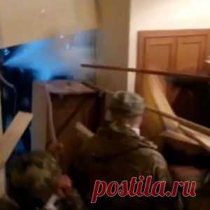 Вчера, в Киеве, недолюстрированный «беркут», во время штурма офиса ветеранов АТО, забил дубинками военных, которые хотели помешать прокремлёвскому шествию в Украинской столице
