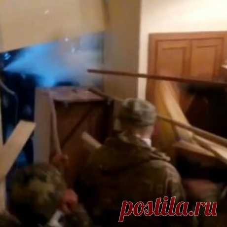 Вчера, в Киеве, недолюстрированный «беркут», во время штурма офиса ветеранов АТО, забил дубинками военных, которые хотели помешать прокремлёвскому шествию в Украинской столице
