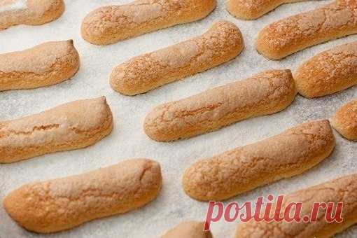 Бисквитное печенье Савоярди.

Савоярди или “дамские пальчики” – обязательный компонент десерта Тирамису.

Бисквитное печенье савоярди является основой знаменитого итальянского десерта тирамису. Рецепт совсем несложный, главная работа у миксера, потому что все ингредиенты должны быть хорошо взбиты. Это обеспечит воздушность и объем готового печенья. Специфическая корочка получается благодаря посыпанию печенья сахарной пудрой перед выпечкой. Хранить печенье можно в закрытой ...