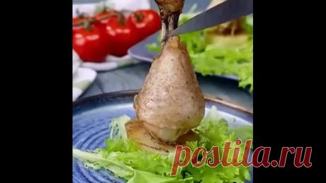 Минимум ингредиентов, а такой восторг!
Берем картофель, нарезаем его кружочками,
вставляем зубочистки, нанизываем на них куриные ножки,
смазываем оливковым маслом, приправами и в духовку.
Подаем с листьями салата.