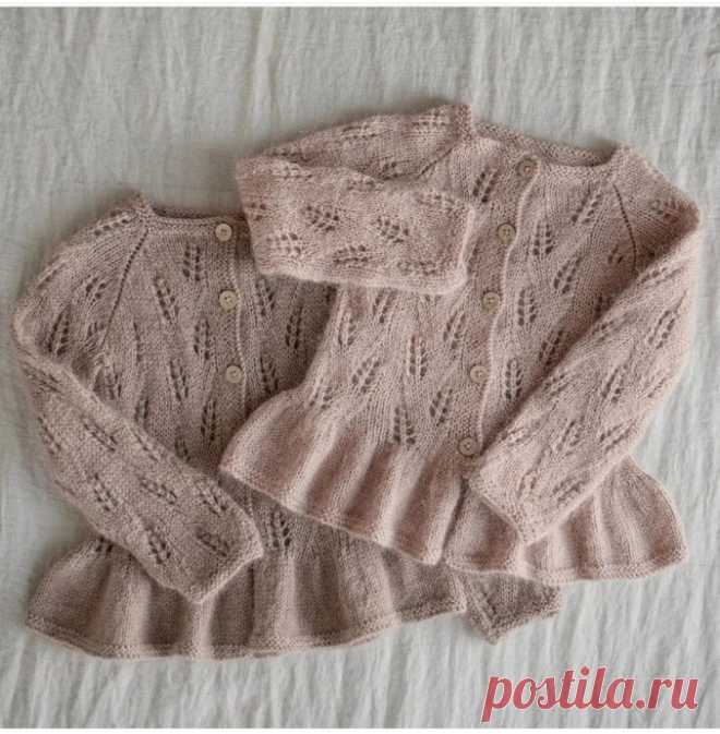 Ажурные листочки для детской кофточки спицами