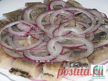 ОЧЕНЬ ВКУСНАЯ СЛАБОСОЛЁНАЯ СЕЛЬДЬ С ГОРЧИЦЕЙ!!!
Обязательно попробуйте ! Сохраняйте !
Ингредиенты :
1 литр воды,
соль 6 ст. л.
сахар 3 ст. л.
растительное масло 2 ст. л.
сухая горчица 1 ч. л. с горкой
французская зерновая горчица (факультативно)
перец горошком
лавровый лист 3 шт.
гвоздика 4 шт.
Приготовление :
Рассол прокипятить на медленном огне минут 5. У селедки отрезать голову, хвост, выпотрошить. Уложить в банку, залить маринадом ( остывшим), убрать на сутки, двое в холодильник. Вместо с
