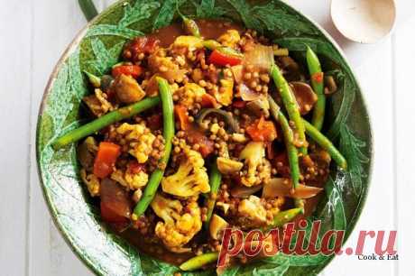Чечевица с брокколи, цветной капустой и зеленостручковой фасолью.