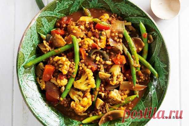 Чечевица с брокколи, цветной капустой и зеленостручковой фасолью.