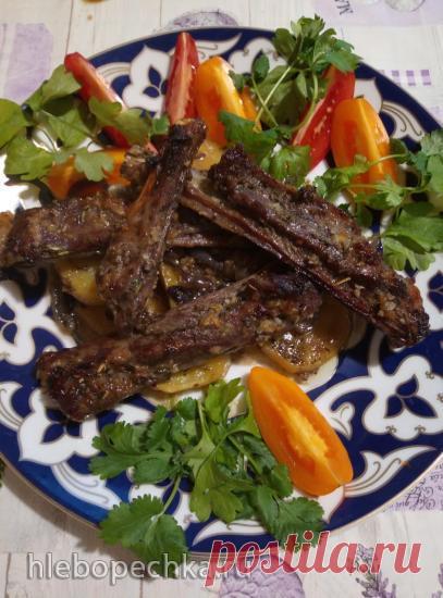 Бараньи ребрышки в медово-чесночной глазури с картофелем Для маринада-глазури смешать все ингредиенты, чеснок натереть на мелкой терке, обмазать ребрышки, закрыть пленкой и убрать в холодильник на пару часов. На фольгу, слегка смазанную маслом уложить нарезанный кольцами лук,