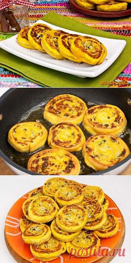 Алу патры — это традиционное индийское блюдо. А точнее — это картофельные рулеты со специями, кунжутом и кокосовой стружкой, обжаренные до золотистой корочки. Прекрасно сочетаются с томатным соусом чатни, а также со сметаной.