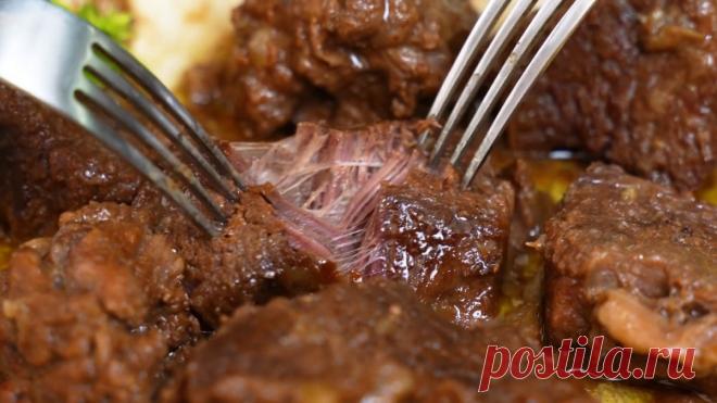 Наинежнейшее мясо которое можно есть даже губами Говядина достаточно специфическое в готовке мясо, поэтому без должного кулинарного умения блюда из нее получаются менее аппетитными, чем из более простой курицы или свинины. Если вы имели с говядиной неудавшийся опыт, и относитесь к ней предвзято, тогда попробуйте этот рецепт. Приготовленное