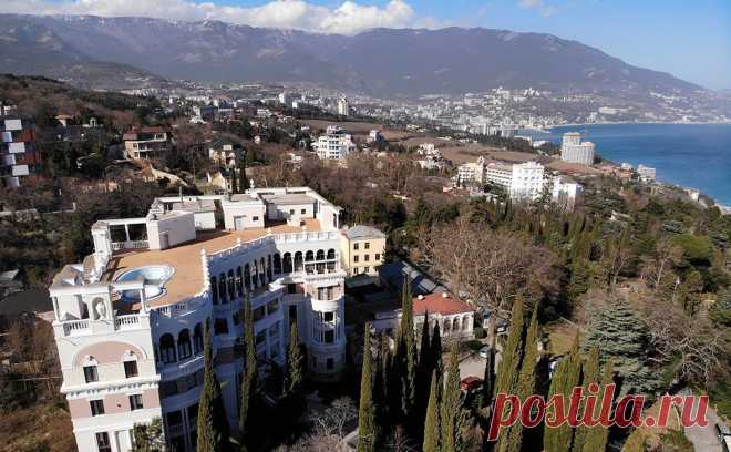 Квартиру семьи Зеленского в Крыму продали на аукционе. Квартира в поселке Ливадия была зарегистрирована на имя Елены Зеленской. Весной власти Крыма национализировали жилье, а затем выставили на торги. Победительница аукциона предложила на 20 млн руб. больше первоначальной цены