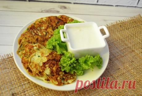 Кабачковые сырники Ингредиенты:Кабачок — 1 шт.Творог — 200 г Яйца — 3 шт.
Чеснок — 2 шт.
Перец — по вкусуПриготовление:1. Кабачок потереть на крупной терке, посолить, отжать образовавшуюся жидкость. Поперчить, чеснок пропустить через пресс. Вбить одно яйцо и 2 белка....